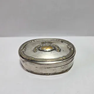 Piccola scatola ovale in metallo argentato