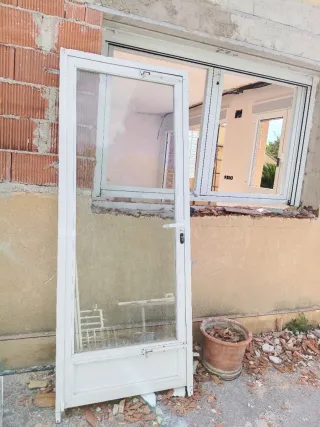 Puerta de aluminio blanca