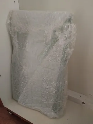 Vitrina Bertby Ikea Madera y Cristal