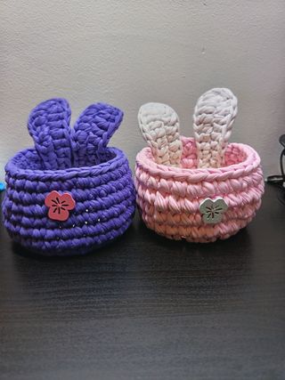 Cestini uncinetto con orecchie con fondo in legno