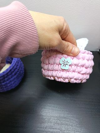 Cestini uncinetto con orecchie con fondo in legno