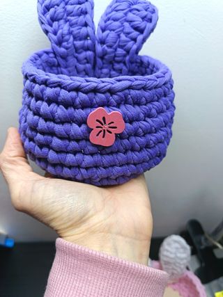 Cestini uncinetto con orecchie con fondo in legno