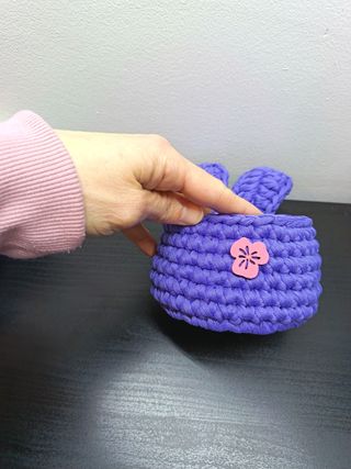 Cestini uncinetto con orecchie con fondo in legno