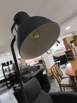 Lámpara de pie moderna gris y negra