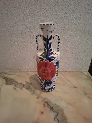 Jarrón de cerámica con flores