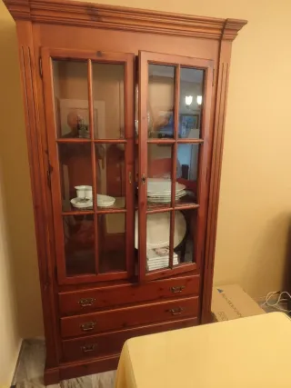 Vitrina de madera con cajones