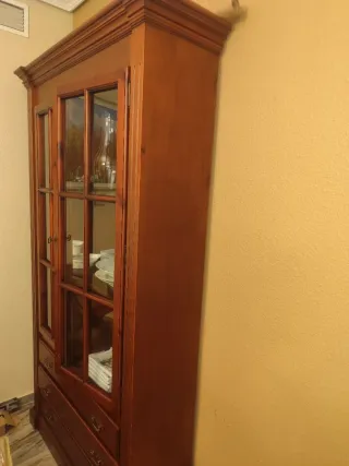 Vitrina de madera con cajones