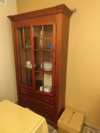 Vitrina de madera con cajones