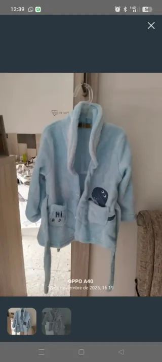 Bata de bebé azul con dinosaurio