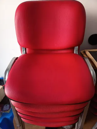 Sillas tapizadas rojas