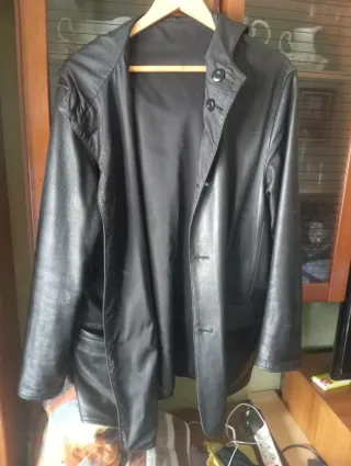 Cazadora de cuero negra reversible.