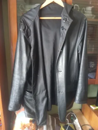 Cazadora de cuero negra reversible.