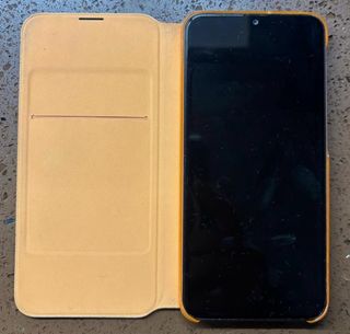 Samsung Galaxy A20e con funda original.