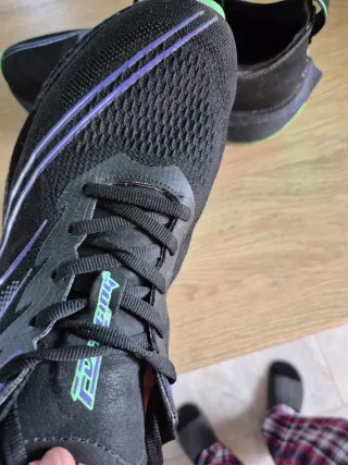 Zapatillas running negras y verdes