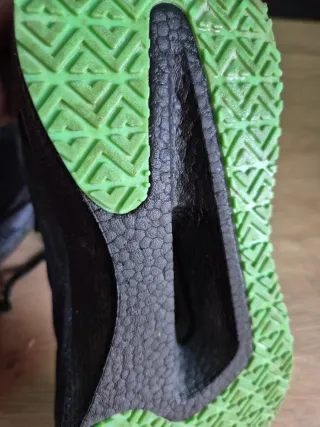 Zapatillas running negras y verdes