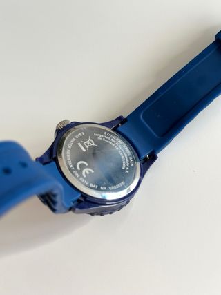 Reloj azul con pulsera de goma