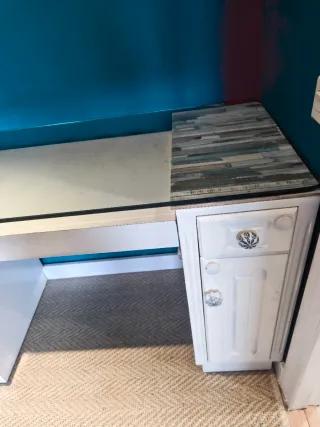 Escritorio de cristal y madera blanco