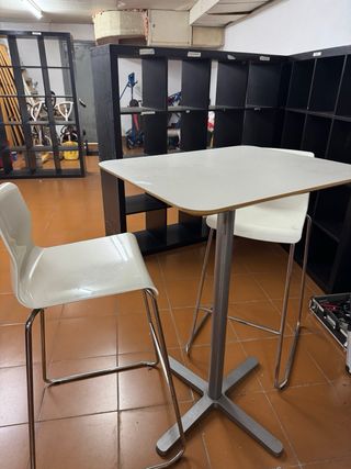 Mesa y 2 Sillas Altas IKEA