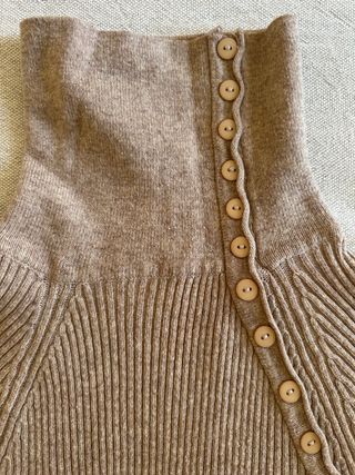 Jersey tipo lana canalé cuello alto botones