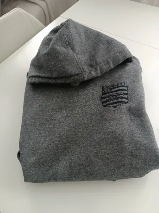 Sudadera gris con escudo Lehengokoak