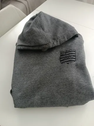 Sudadera gris con escudo Lehengokoak