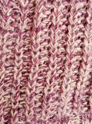 Jersey cuello vuelto morado y beige.