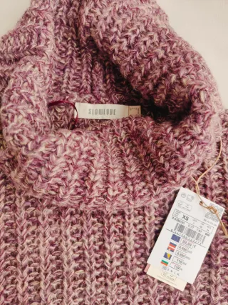 Jersey cuello vuelto morado y beige.