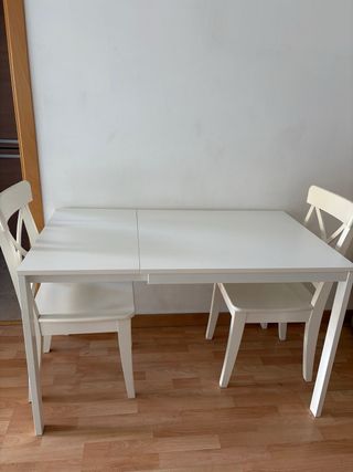 Mesa y 2 Sillas Blancas IKEA