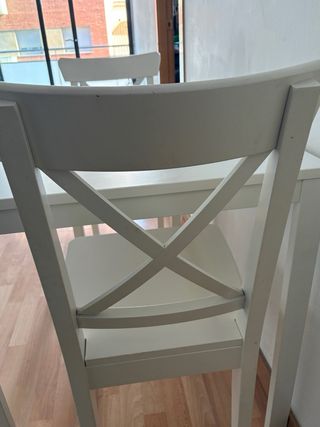 Mesa y 2 Sillas Blancas IKEA