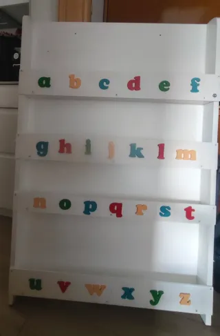 Estantería infantil con letras
