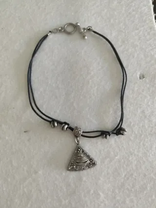 Gargantilla negra con colgante triangular