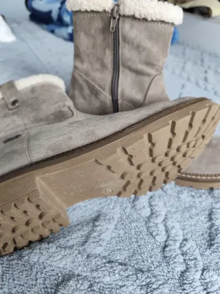 Botas de invierno beige y blancas