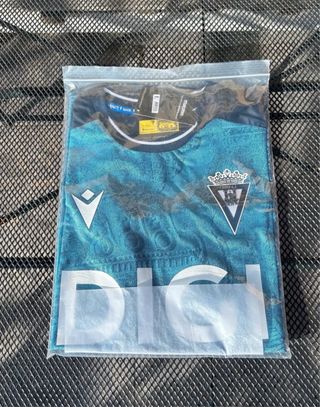 Camiseta Cádiz talla L en su embalaje original