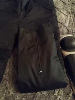 Pantalones de moto negros con protecciones