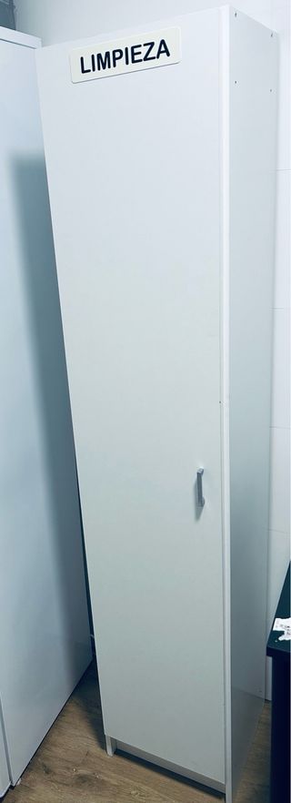 Armario blanco de madera