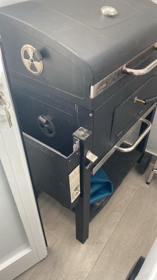 Parrilla Negra Metal y Plástico