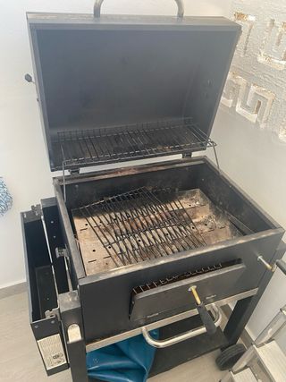 Parrilla Negra Metal y Plástico