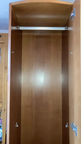 Armario de madera alto