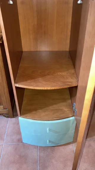 Armario de madera alto