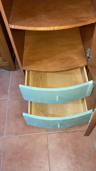 Armario de madera alto