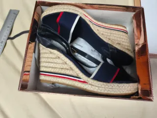 Sandalias cuña azul y rojo