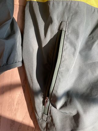 Chaqueta New Balance Negra y Verde