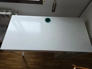 Escritorio blanco con 2 cajones y 3 baldas