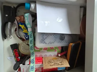 Escritorio blanco con 2 cajones y 3 baldas