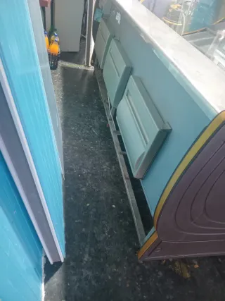 Mostrador de cristal y metal