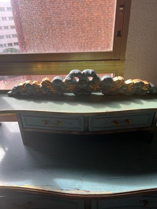 Tocador vintage restaurado azul y dorado.