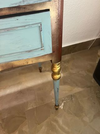 Tocador vintage restaurado azul y dorado.