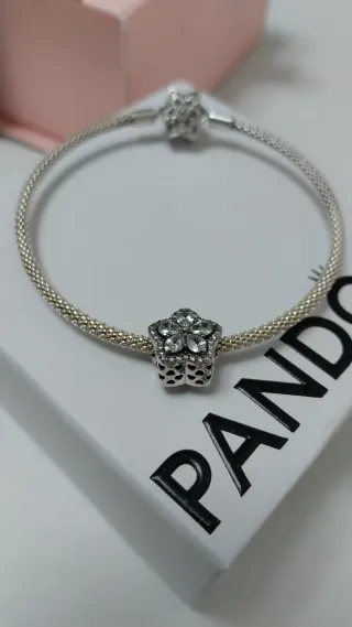 Pulsera Pandora con charm Copo de Nieve.