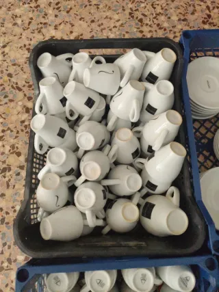 Tazas de café con platillos