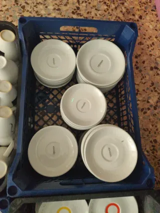 Tazas de café con platillos